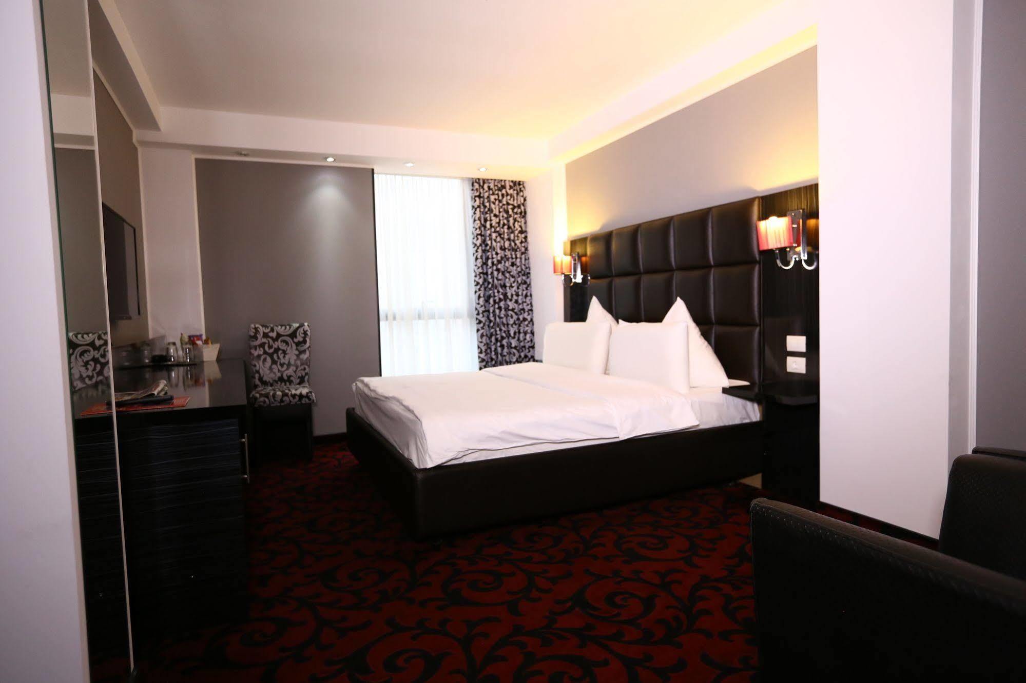 Hotel Articus Craiova Exterior foto